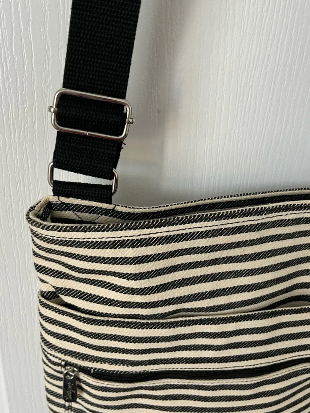 THIRTY-ONE Striped Crossbody Bag Black White Adjustable Strap EUC - Picture 5 of 10